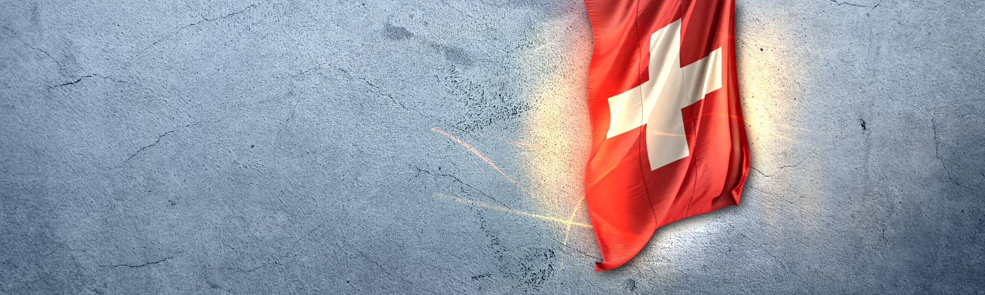 Schweizer Fahne vor einer Betonwand